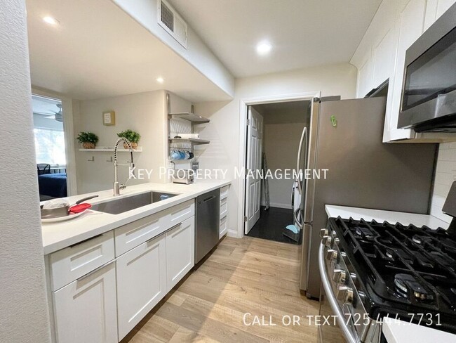 Foto del edificio - 2 BEDROOM CONDO LOCATED NEAR FLAMINGO AND ...