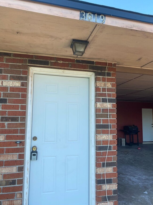 Building Photo - 2 Bedroom 1 Bath Duplex in Lakeland for RENT!