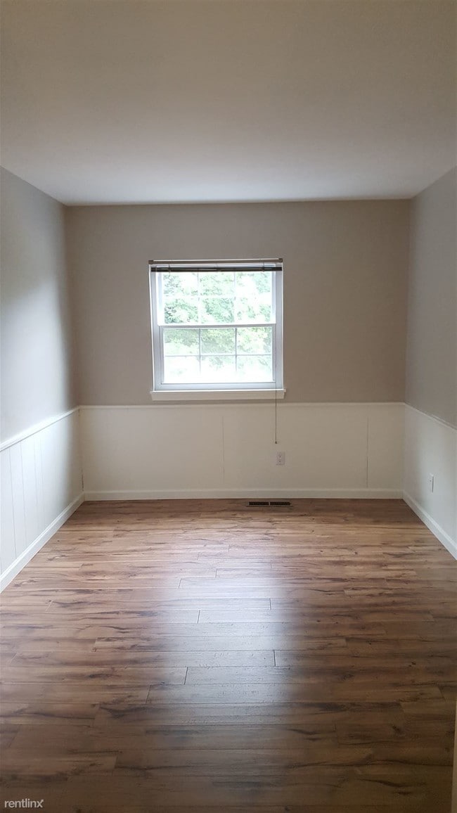 Building Photo - 6940 Carriage Hill Dr