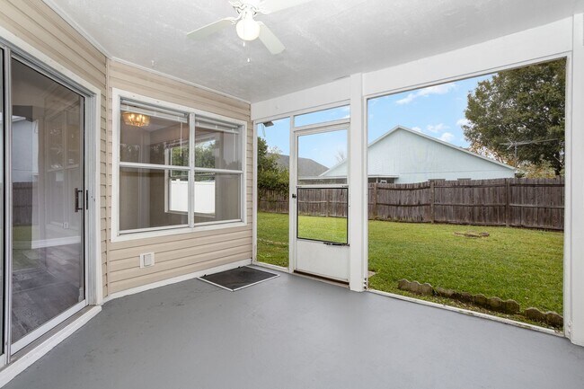 Building Photo - Updated 3 bedroom, 2 bath, with loft, scre...