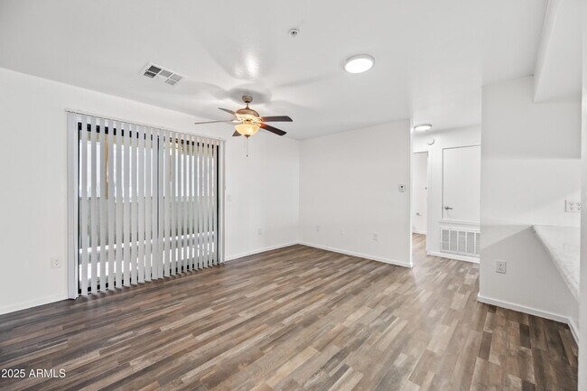 Foto del edificio - 3065 N 67th Ave