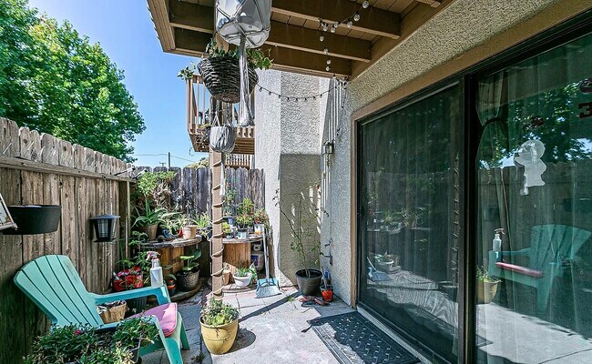 Building Photo - 62 Village Cir Dr