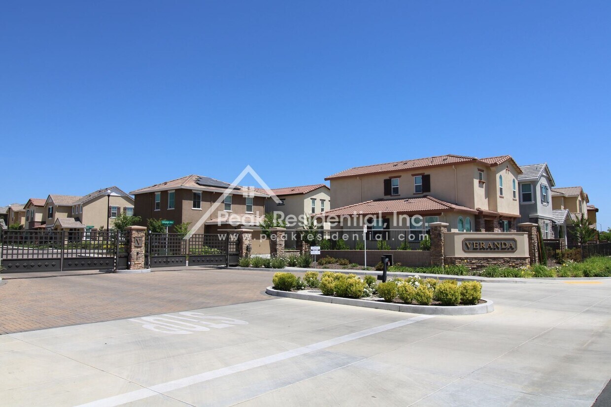 Foto principal - Beautiful Newer Roseville 3bd/2.5ba Home i...