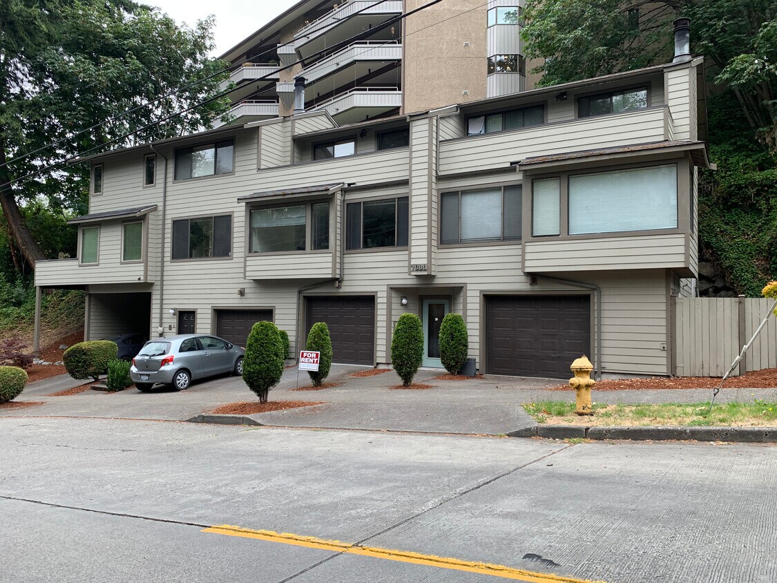 Unit #2 - 7080 Lincoln Park Way SW