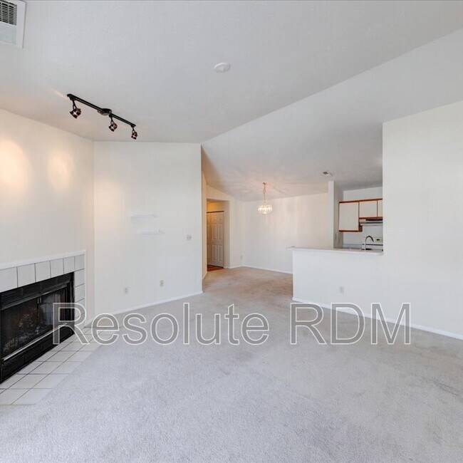 Foto del edificio - 4381 Village Parkway Cir W