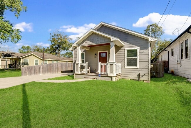 Building Photo - Charming 3-Bedroom, 2-Bathroom Home with Modern Amenities