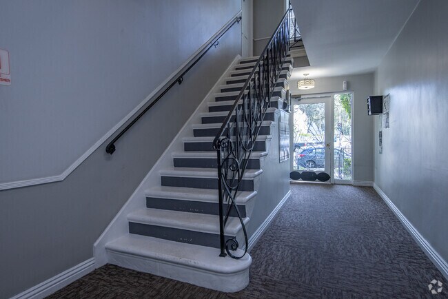 Escaleras y Entrada principal - Chateau Olympic Apartments