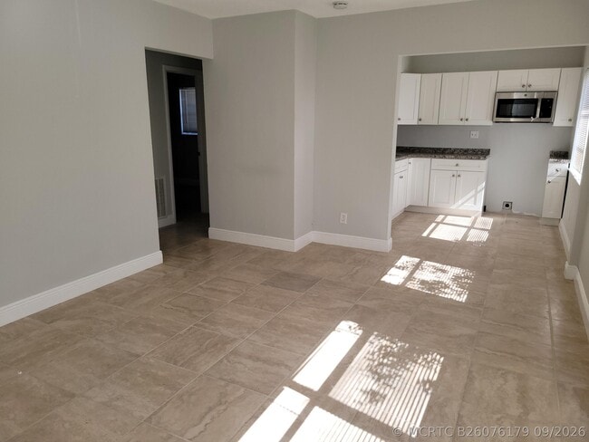 Building Photo - 651 NE 46th Ct