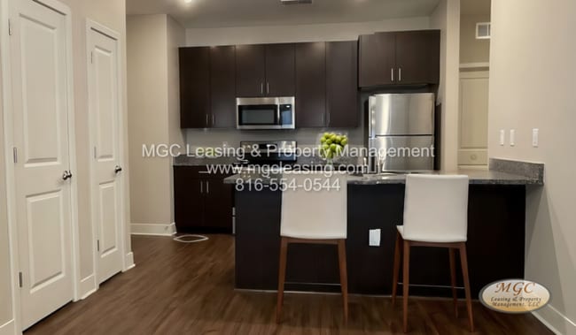 Building Photo - 2 Bedroom Luxury Apartment in the Northland of KCMO