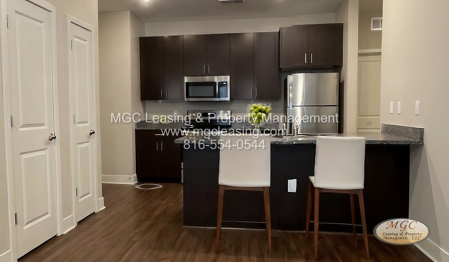Foto del edificio - 2 Bedroom Luxury Apartment in the Northland of KCMO