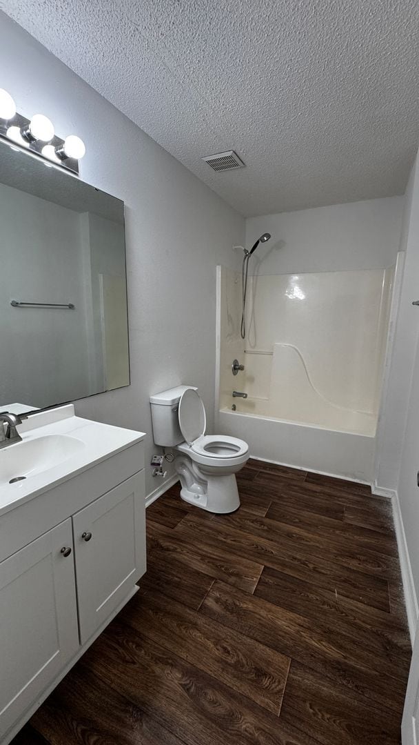 Building Photo - Lovely 3 Bedroom / 2 Bath Townhome - 1 Car Garage - Spacious Rooms