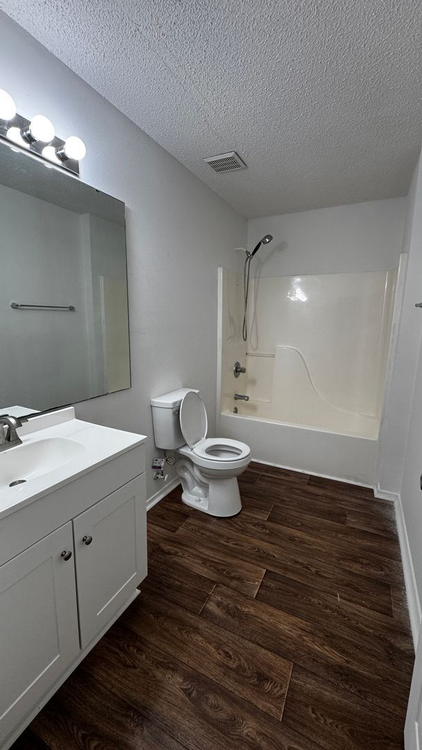 Foto del edificio - Lovely 3 Bedroom / 2 Bath Townhome - 1 Car Garage - Spacious Rooms