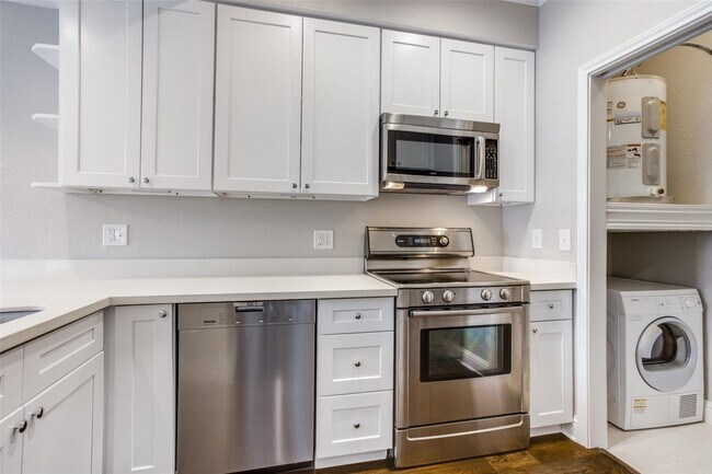 Building Photo - Beautiful 1-Bedroom 1.5-Bath 2 Story Condo...