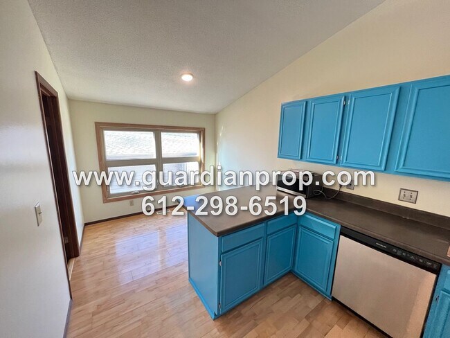 Building Photo - Townhouse Available Now, Open Floor Plan, ...