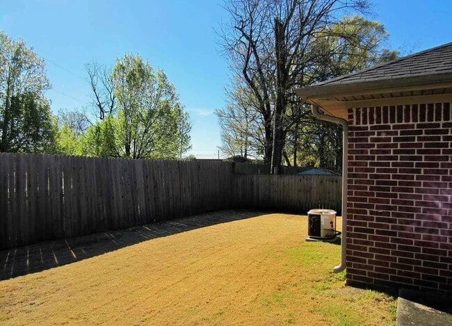 Foto del edificio - 2708 Henson Pl