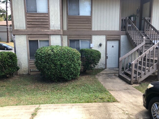 Building Photo - Downstairs unit in Pointe East avail NOW!