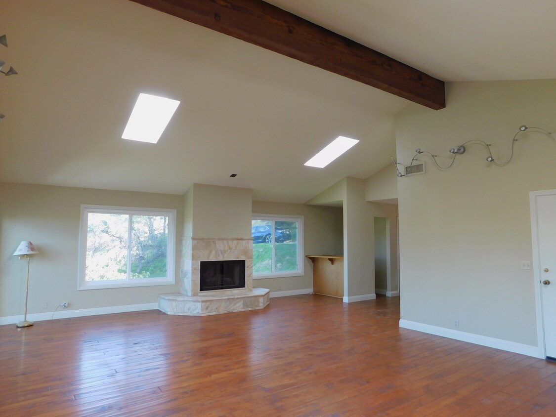 LIVING ROOM - 4419 Consuelo Rd