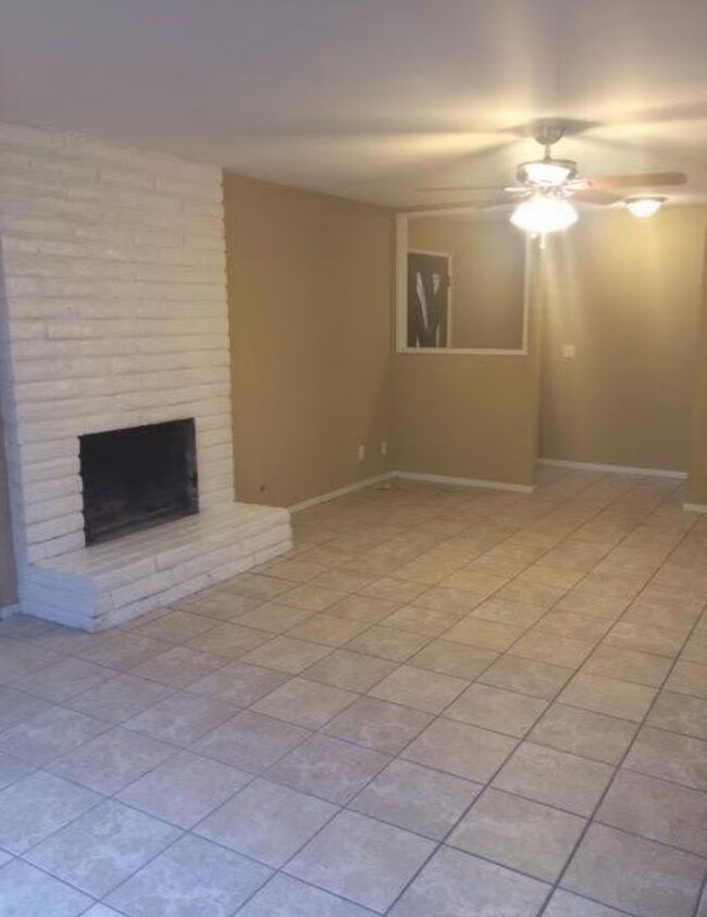 Foto del edificio - Nice home with a pool for rent in Visalia!