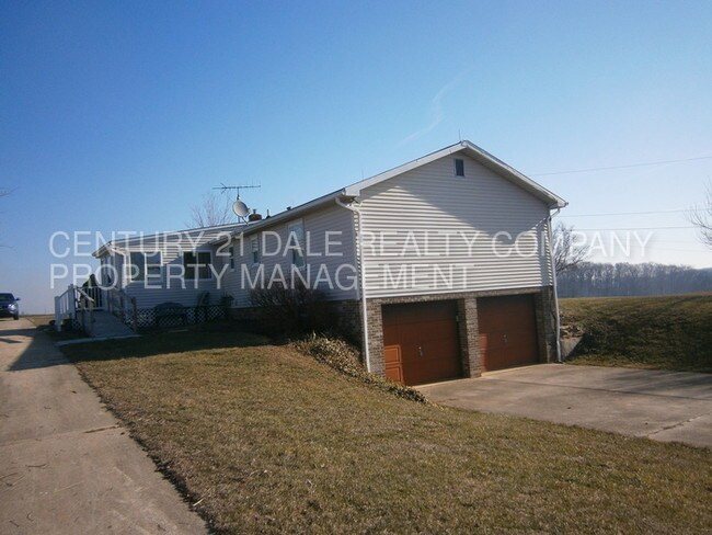 Building Photo - Country Home in Red Lion School District