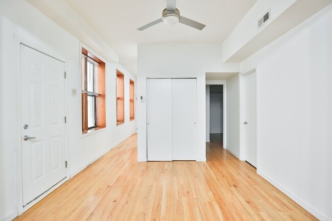 Building Photo - Nice Wicker Park 2 Bed. Big Bedrooms. All New. Close to the EL. Laundry. Free Internet. Patio Space.
