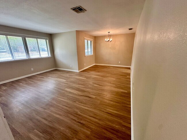 Foto del edificio - 5925 Caldwell Dr