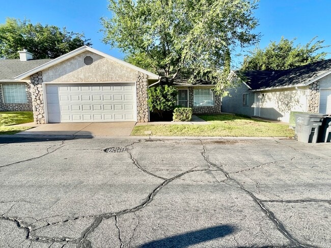 Foto del edificio - Adorable 3-BR Home with Garage and Amenities