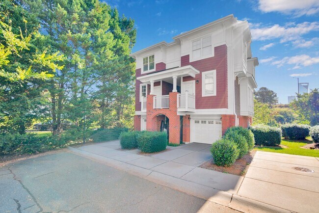 Foto del edificio - Wonderful craftsman style end-unit townhome