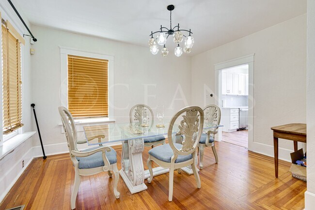 Foto del edificio - Charming 3 Bedroom, 2 Bathroom Two-Story H...