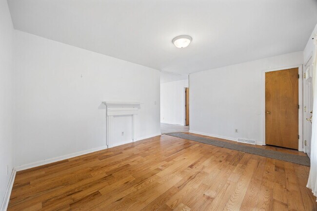 Foto del edificio - Classic Brick Ranch with 24x24 Workshop, Fenced Yard & Garden Beds