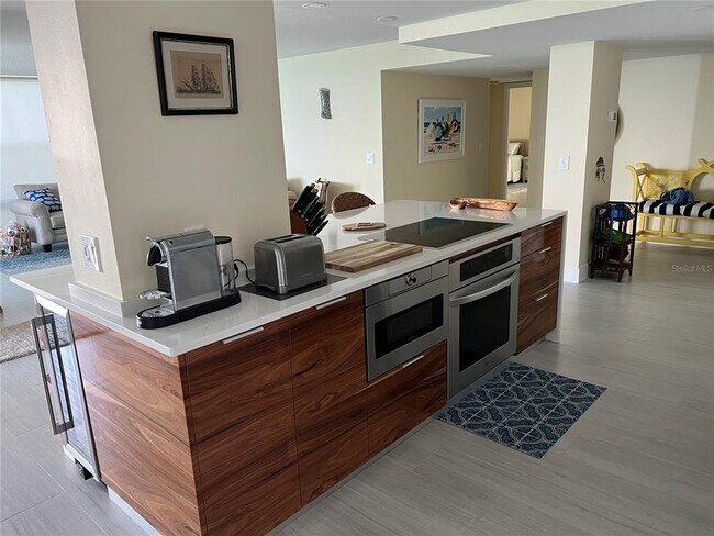 Building Photo - 2425 Gulf of Mexico Dr