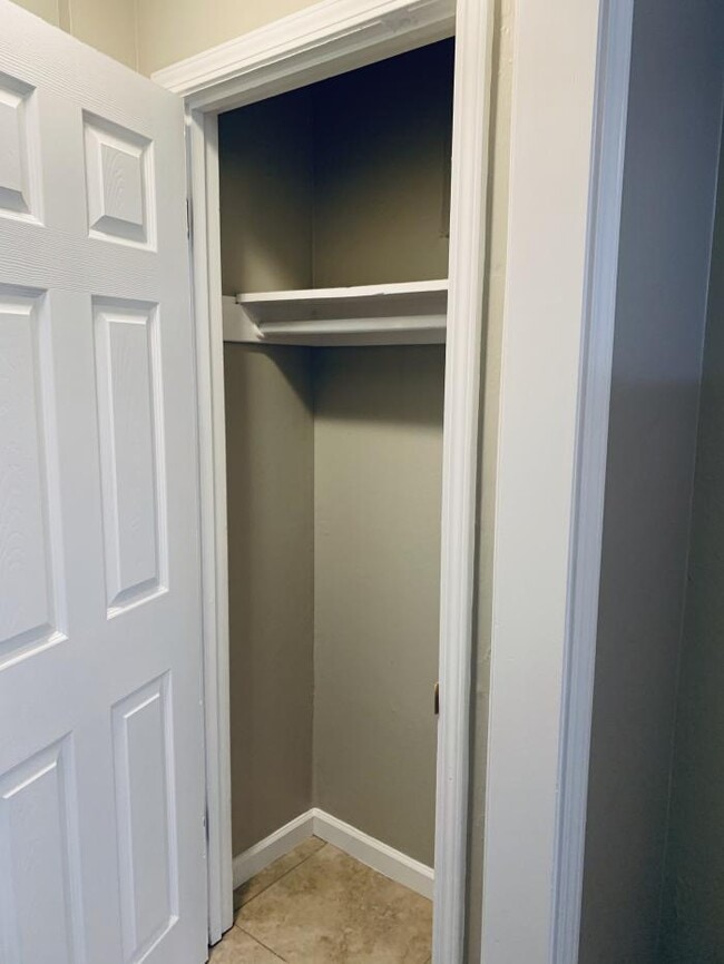 Building Photo - 1 bedroom in Oakland CA 94605