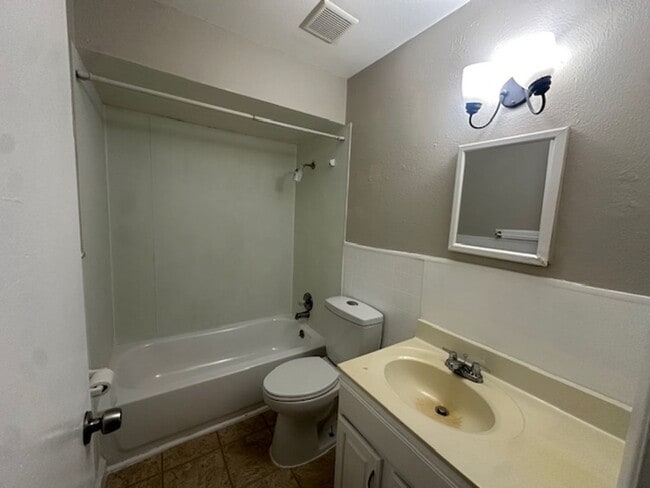 Building Photo - Spacious Living in Calverton Park