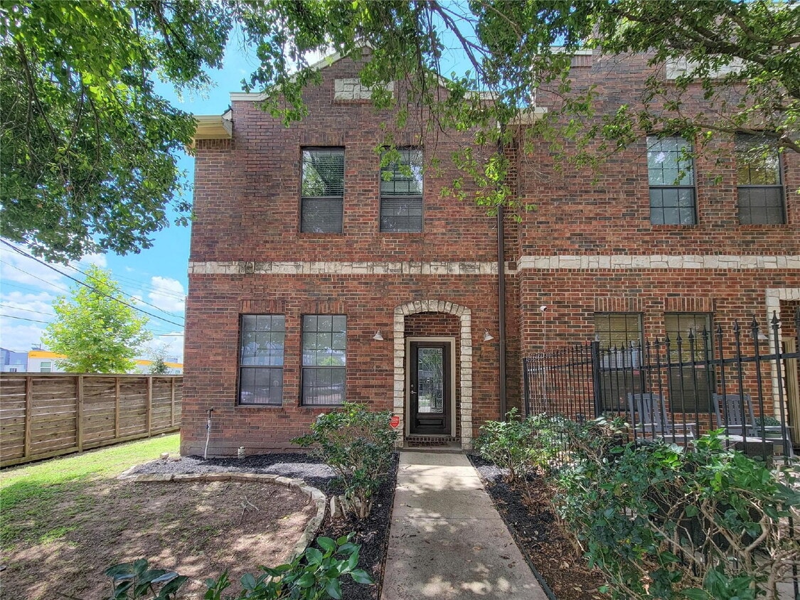 3 Bed Townhome in 77003 Near Minute Maid Park + First-Floor Living - 3 Bed Townhome in 77003 Near Minute Maid Park + First-Floor Living