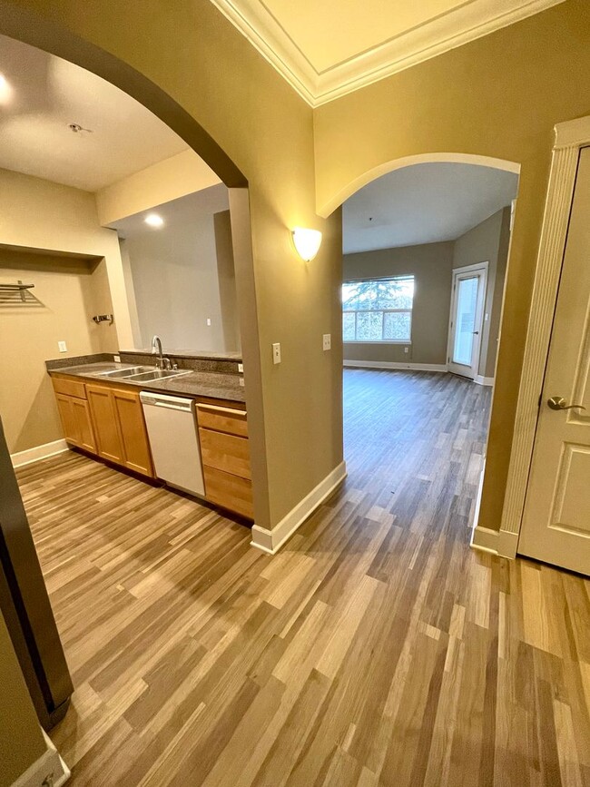 Building Photo - Spacious 2 Bed, 2 Bath Condo