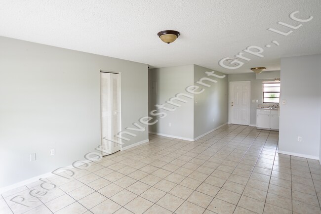 Foto del edificio - Spacious 3/1 Duplex with Laundry Room