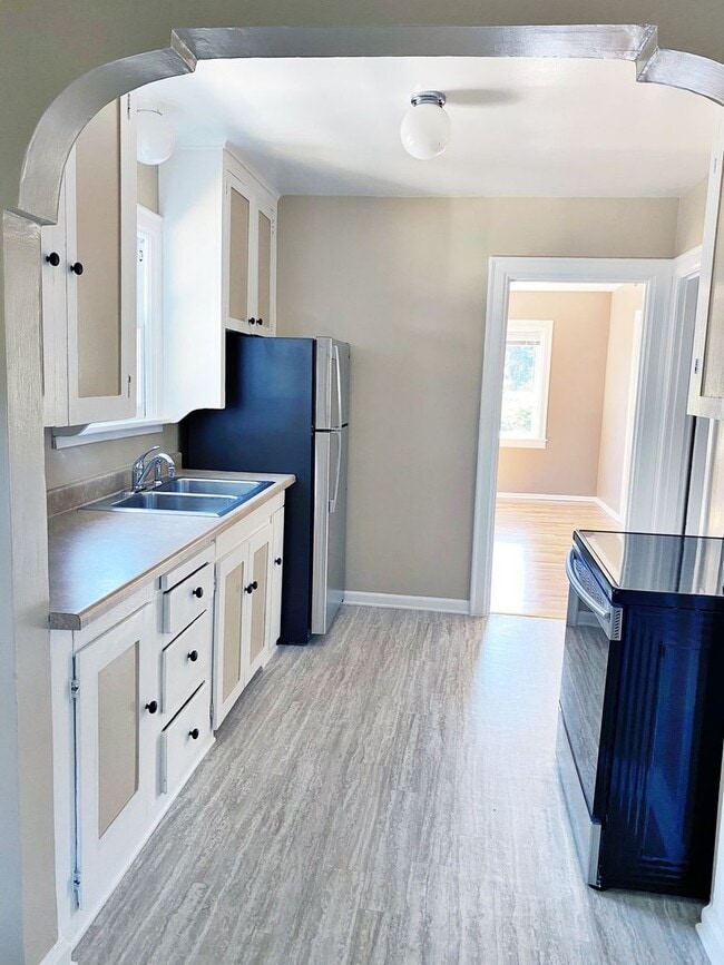 Building Photo - Beautiful Craftsman 5 bed 1 bath home with...
