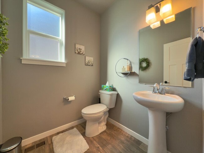 Building Photo - 1816 S Ridgetop Dr