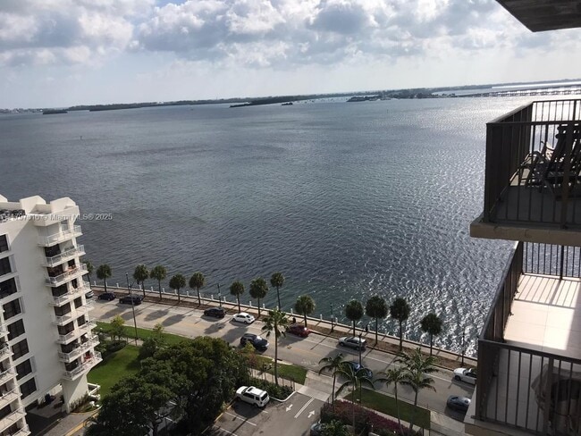 Building Photo - 1450 Brickell Bay Dr