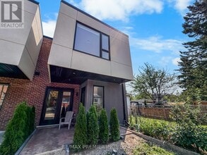 Building Photo - 755 Dufferin St
