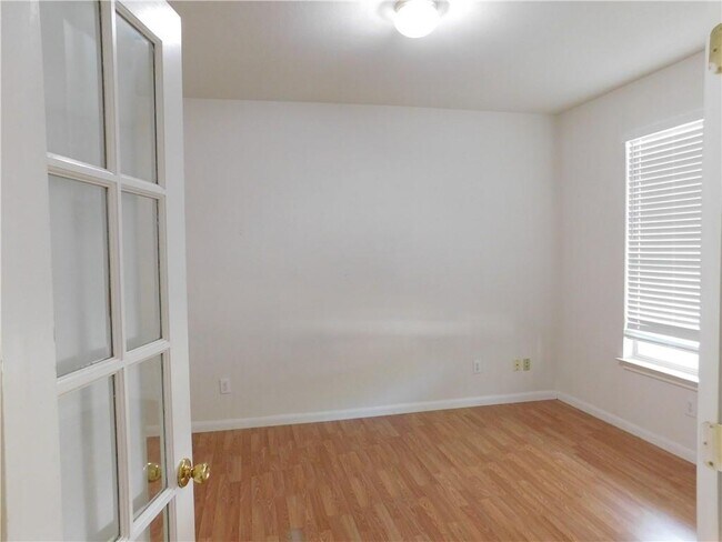Building Photo - 207 Holmstrom St