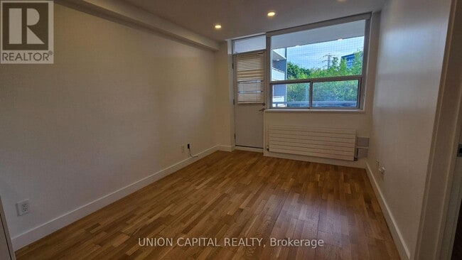 Building Photo - 407-230-230 Oak St