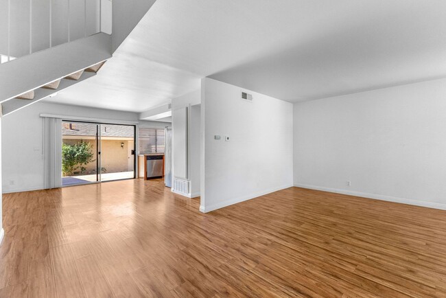 Building Photo - 5 Locust