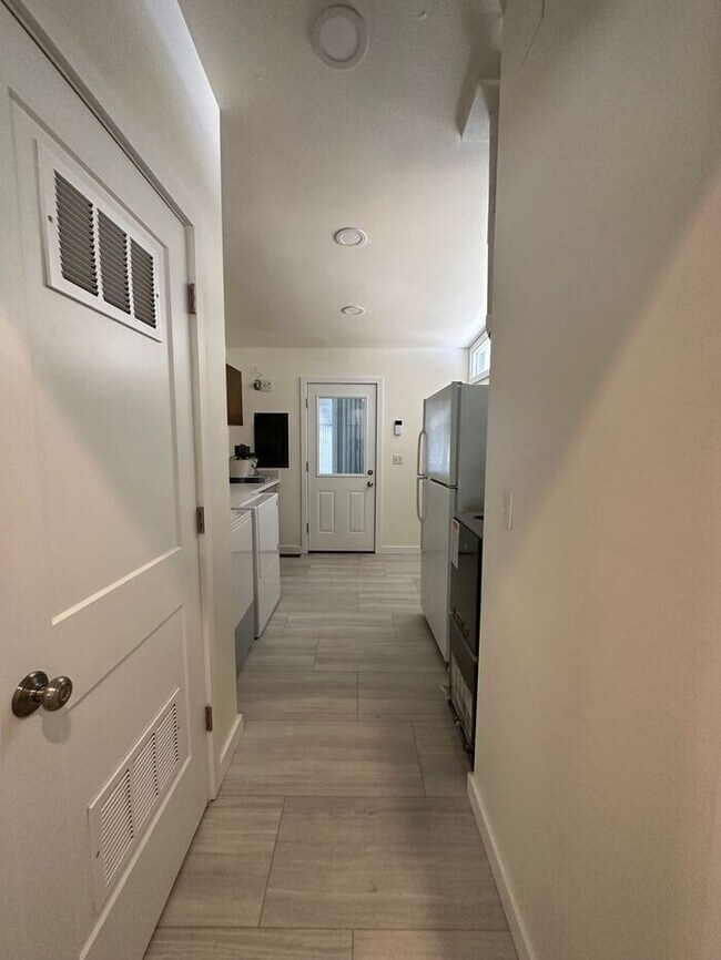 Building Photo - Fabulous Puyallup Newley Remodled 3 Bedroo...