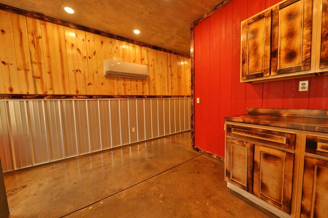 Foto del edificio - Rustic Home in Heart of Martin!
