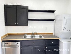 Building Photo - 424 3rd St S