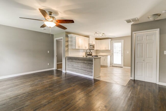 Building Photo - 567 Ashburton Ave