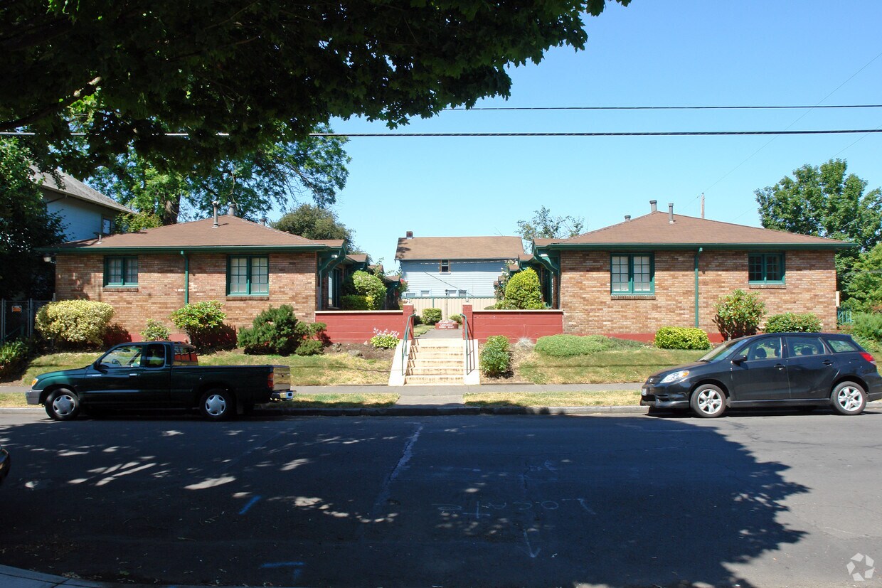 Building Photo - 711 SE 33rd Ave