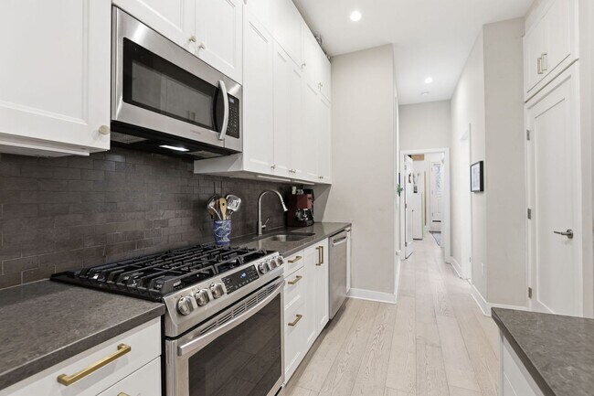 Building Photo - Bright Boutique Condo Living in the Heart of Columbia Heights!