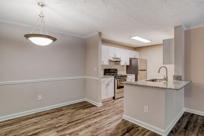 1BD, 1BA - 914SF - Kitchen and Dining Area - Veranda Estates