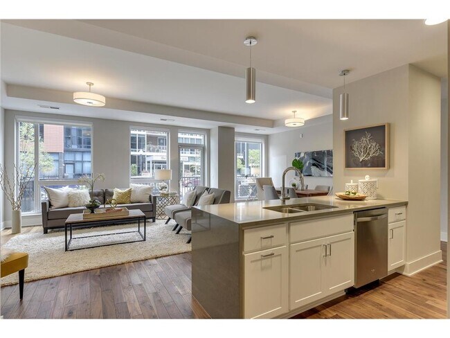 Building Photo - 212 10th Ave S